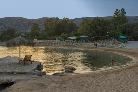 Restaurant/places to eat, Neighbourhood, Natural landscape, Beach