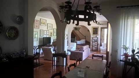 Restaurant/places to eat, Communal lounge/ TV room, Library, Food