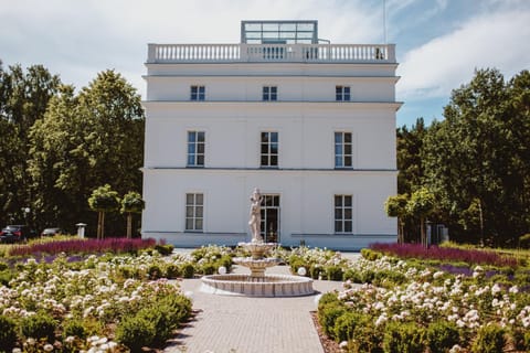 Property building, Patio, Facade/entrance, Spring, Day, Natural landscape, Summer, Garden, On site, Garden view, Seasons