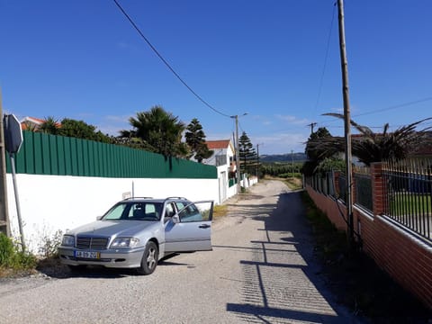 3 bedrooms house with furnished garden and wifi at Encarnacao 1 km away from the beach Haus in Lisbon District