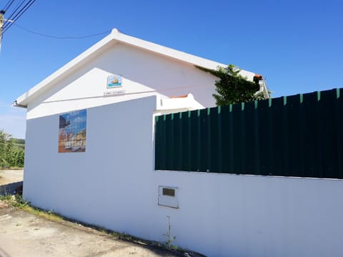 3 bedrooms house with furnished garden and wifi at Encarnacao 1 km away from the beach Casa in Lisbon District