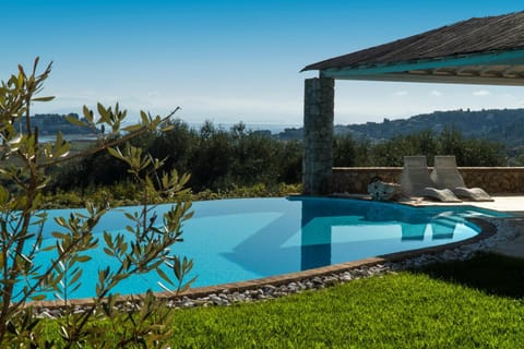 Swimming pool, sunbed