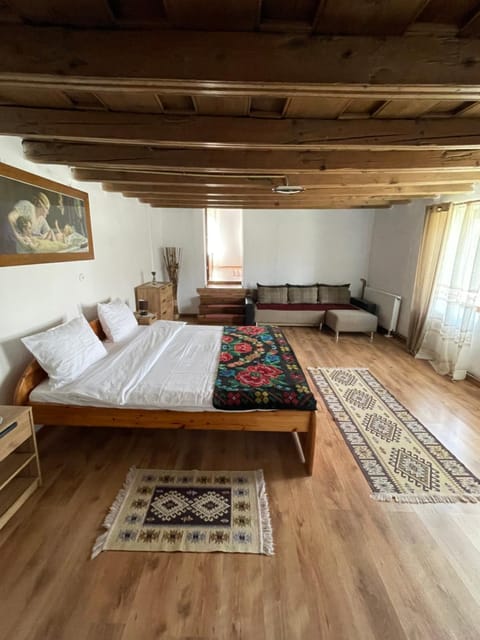 Casa de Vacanta FAMILY & FRIENDS Bed and Breakfast in Brașov County