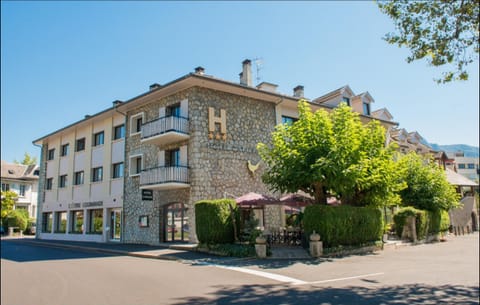 Property building, Facade/entrance, Day