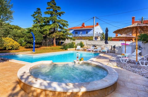 Property building, Garden, Hot Tub, Swimming pool