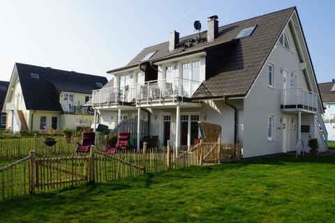 Facade/entrance, Garden, Balcony/Terrace