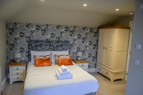 Bed, Coffee/tea facilities, Photo of the whole room, Bedroom, towels, wardrobe