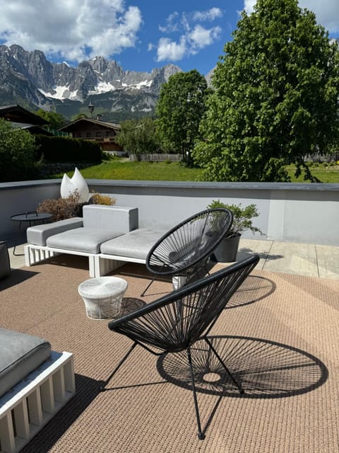 Natural landscape, Balcony/Terrace, Seating area, Mountain view