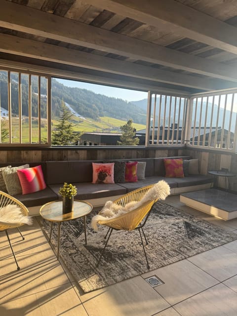 Natural landscape, View (from property/room), Balcony/Terrace, Seating area, Mountain view