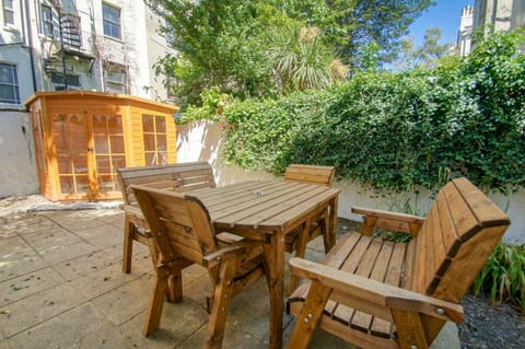 Brunswick Garden Studio - Patio - by Brighton Holiday Lets Apartment in Hove