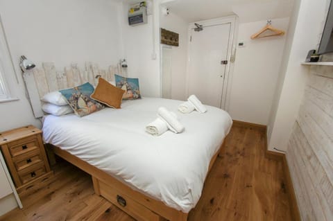 Brunswick Garden Studio - Patio - by Brighton Holiday Lets Apartment in Hove