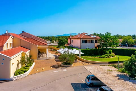 Property building, Day, Neighbourhood, Natural landscape, Parking