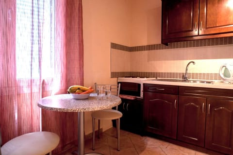 Kitchen or kitchenette, Dining area