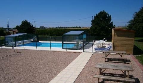 Patio, Day, Swimming pool