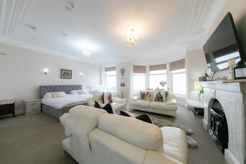 Bed, TV and multimedia, Living room, Photo of the whole room, Seating area, Bedroom, Sea view, hair dresser