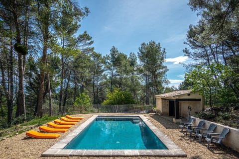 Stunning panoramic views and heated pool in Roussillon House in Provence-Alpes-Côte d'Azur