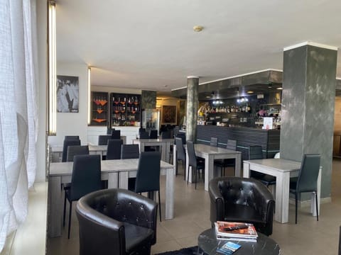 Restaurant/places to eat, Lounge or bar, Seating area