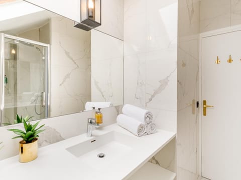 Shower, Bathroom, towels