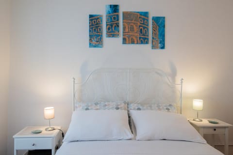 Bed, Photo of the whole room, Decorative detail, Bedroom