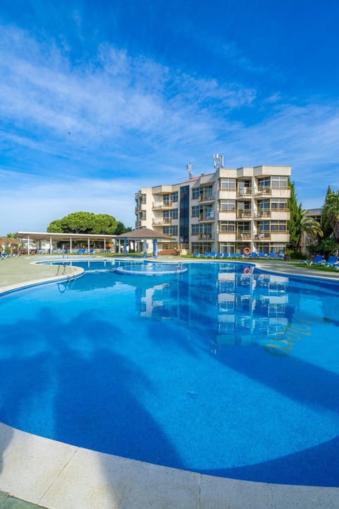 Property building, Day, Pool view, Swimming pool, sunbed