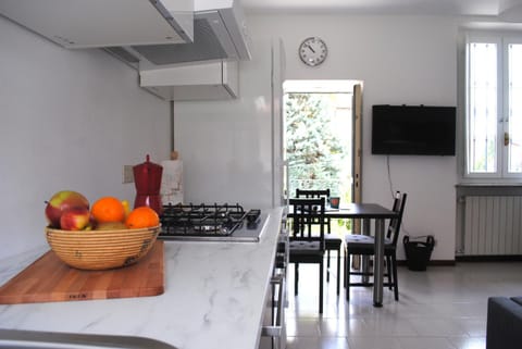 TV and multimedia, Coffee/tea facilities, Kitchen or kitchenette, Living room, Decorative detail, Seating area, Dining area