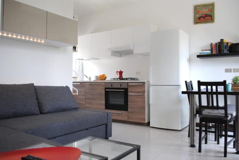 TV and multimedia, Coffee/tea facilities, Kitchen or kitchenette, Living room, Seating area, Dining area