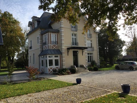 Manoir des Logis Bed and Breakfast in Le Mans