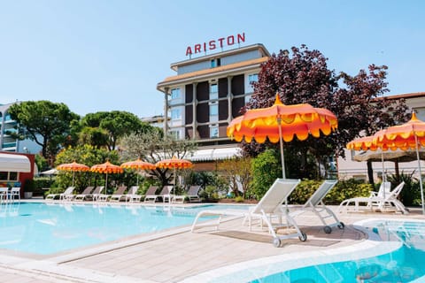 Pool view, Swimming pool, sunbed