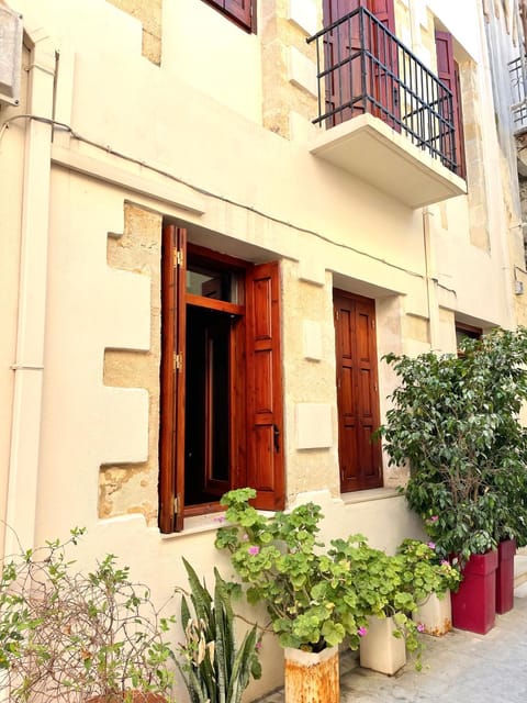 Elle Sweet Home Old Town Condo in Rethymno