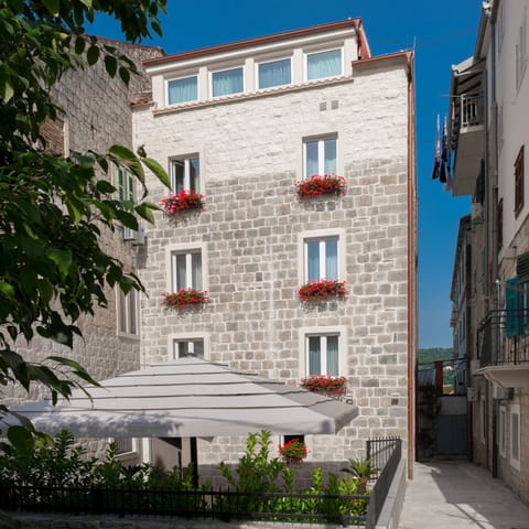 Facade/entrance, Day, Neighbourhood, Summer, Floor plan, On site