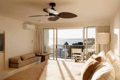 Bed, Balcony/Terrace, Seating area, Bedroom, Sea view