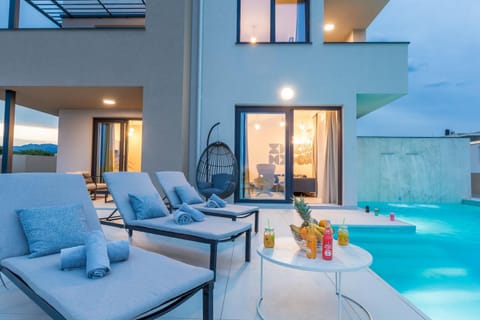 Balcony/Terrace, Decorative detail, Seating area, Swimming pool