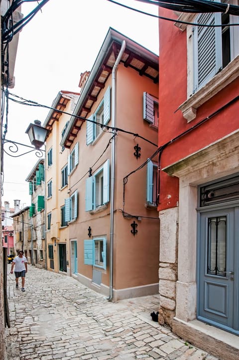 Property building, Facade/entrance, Neighbourhood, Street view