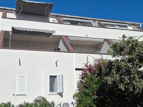 Property building, Balcony/Terrace, Garden view