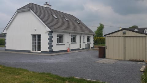 Cloonboo Lodge on Wild Atlantic Way Sleeps 12 House in County Galway