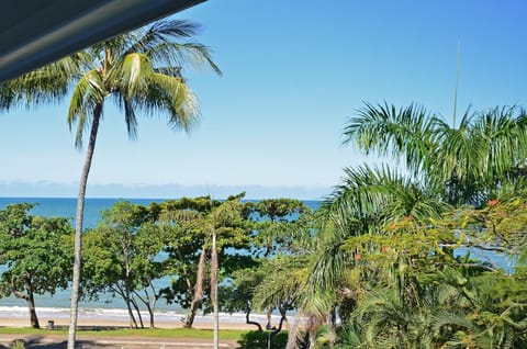 Roydon Beachfront Apartments Apartment hotel in Cairns
