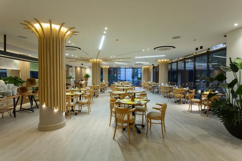 Restaurant/places to eat, Banquet/Function facilities, Seating area