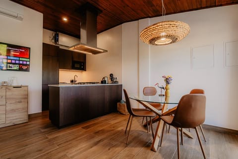 Kitchen or kitchenette, Dining area