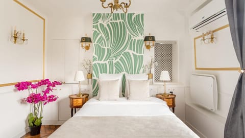 Luxury 2 Bedroom - Louvre & Champs Elysees Condo in Paris