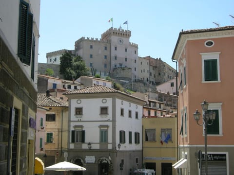 Facade/entrance, Location