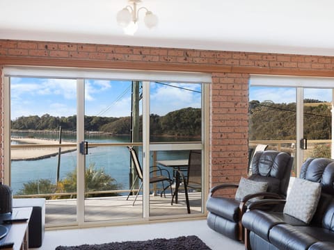 Grand Pacific 2 Unit 2 - Ground Floor Apartment in Narooma