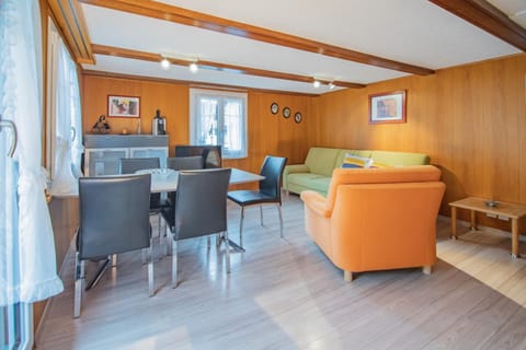 TV and multimedia, Living room, Seating area, Dining area