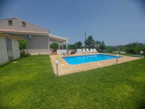 Property building, Garden, Garden view, Pool view, Swimming pool, sunbed