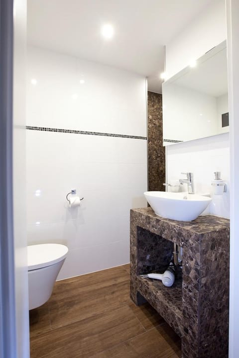 Bathroom, Photo of the whole room