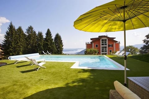 Property building, Garden, Swimming pool, Swimming pool