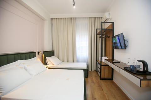 Bed, TV and multimedia, Photo of the whole room, Bedroom