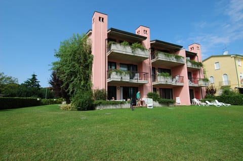 Property building, Bed, Day, Garden