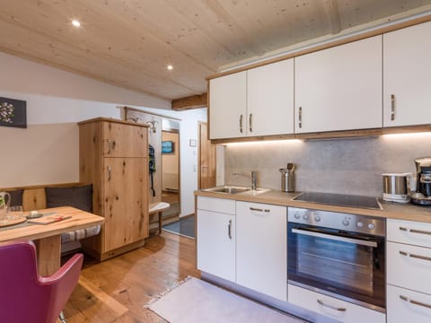 Coffee/tea facilities, Kitchen or kitchenette, Dining area, dishwasher, oven, stove