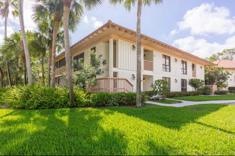 PGA National Resort Golf Villa - Luxurious Two Bedroom First Floor Water View Apartment in Palm Beach Gardens