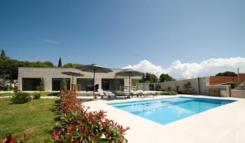 Property building, Garden, Swimming pool